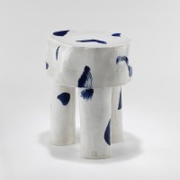 <a href="https://www.galeriegosserez.com/artistes/salomon-celine.html">Céline Salomon</a> - Owen - Tabouret Blanc & Bleu